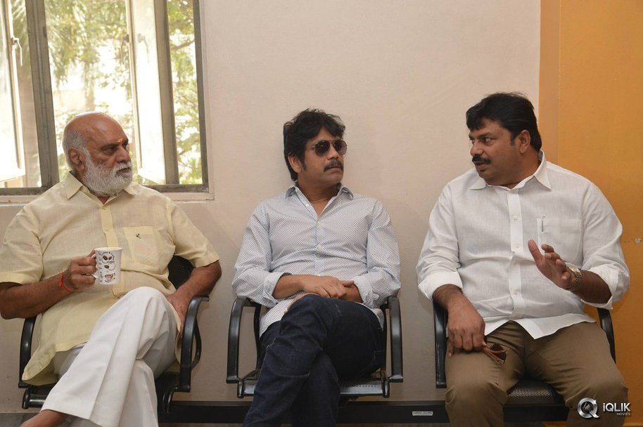Venkaiah-Naidu-at-Om-Namo-Venkatesaya-Movie-Special-Show